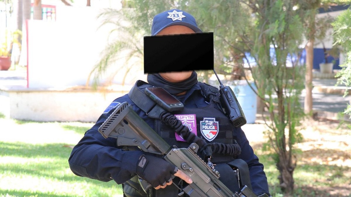 Mujer con uniforme de la Policía Municipal de Culiacán