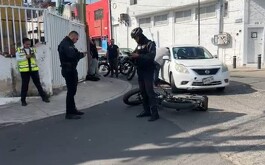 Bicicleta de policía en el piso, automóvil blanco detenido