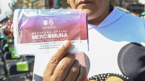 Mujer con vales Mercomuna