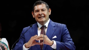 El gobernador de Puebla, Alejandro Armenta, haciendo una seña de corazón con las manos.