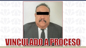 Un hombre con las siglas 