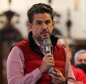 Alejandro Irarragorri dando un anuncio al público