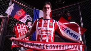 Brian Gutiérrez con la indumentaria del equipo de Chivas.