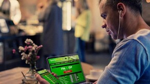 Hombre utilizando aplicaciones de casinos online.