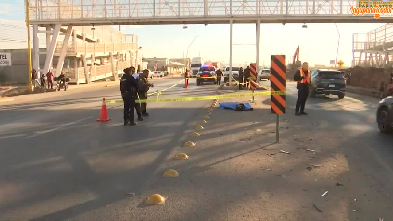 Una mujer perdió la vida luego de ser arrollada por una camioneta en la carretera Torreón-Matamoros, pues el puente peatonal estaba obstruido.