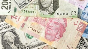Dólares y pesos mexicanos.