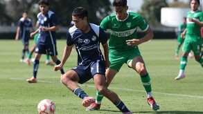 Dos jugadores disputando una pelota en la cancha del Club Alpha de Xonaca.