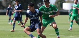 Dos jugadores disputando una pelota en la cancha del Club Alpha de Xonaca.
