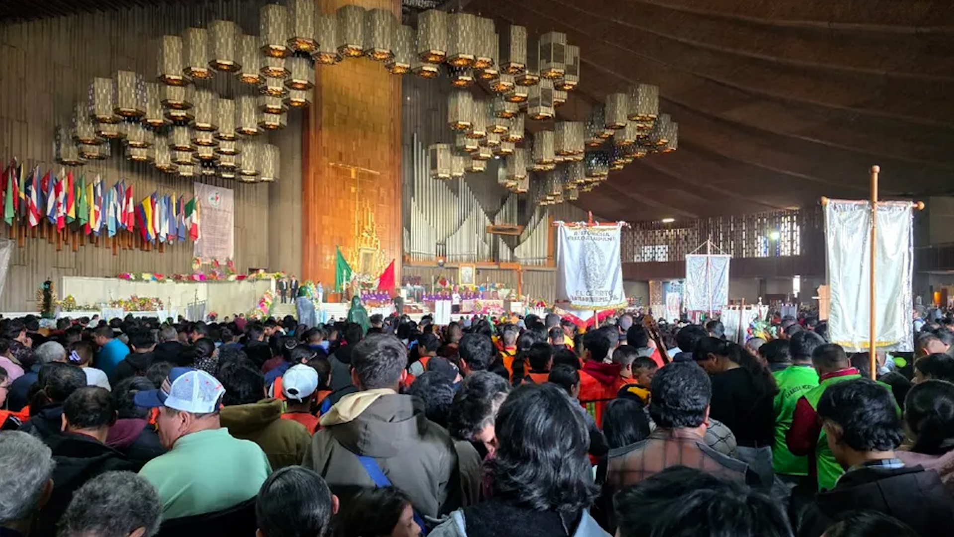Al coro de esta emblemática canción mexicana, miles de personas cantaron 'Las Mañanitas' a la virgen de Guadalupe.