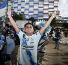 Un aficionado de futbol con una playera del Club Puebla afuera del Estadio Cuauhtémoc.