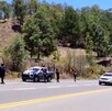 Elementos vigilando la carretera Durango-Mazatlán tras el hallazgo de diversos cuerpos.