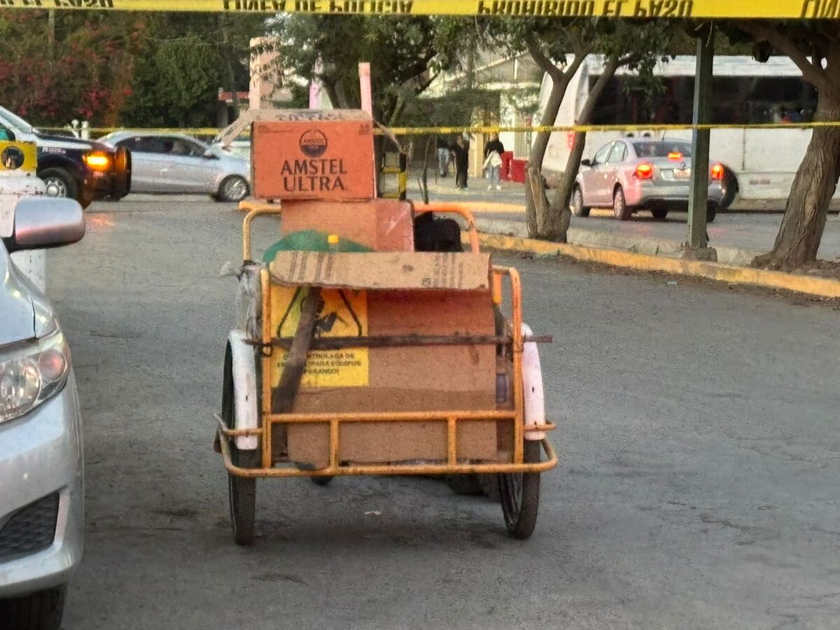 Triciclo con cajas de cartón propiedad del hombre que falleció en Torreón