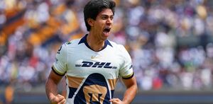 José Juan Macías en un partido con los Pumas