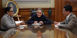 Sheinbaum y Rosa Icela durante llamada con el Papa León XIV.