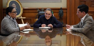 Sheinbaum y Rosa Icela durante llamada con el Papa León XIV.