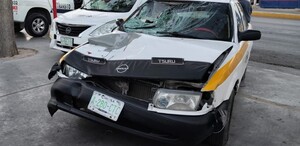 Se observa un taxi color blanco chocado de la parte frontal.