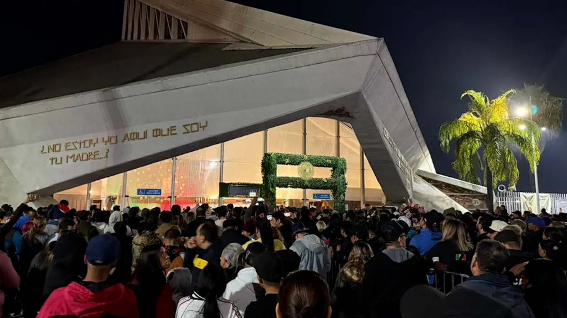 La explanada lució abarrotada por creyentes que participaron en la misa de las 11 de la noche.