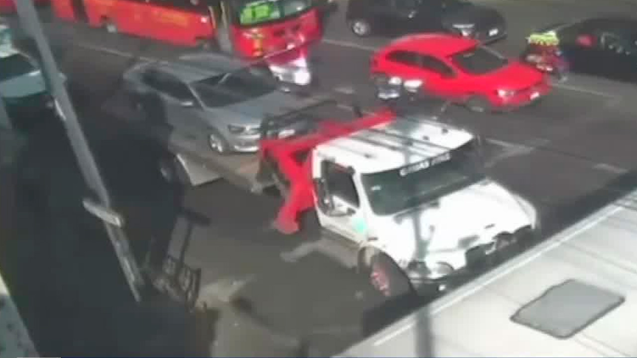 Una mujer fue atropellada por una unidad de transporte público en Metepec, presuntamente tras la obstrucción del paso peatonal por una grúa.