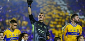 Nahuel Guzmán saludando a la afición en la entrada de Final del Apertura 2025.