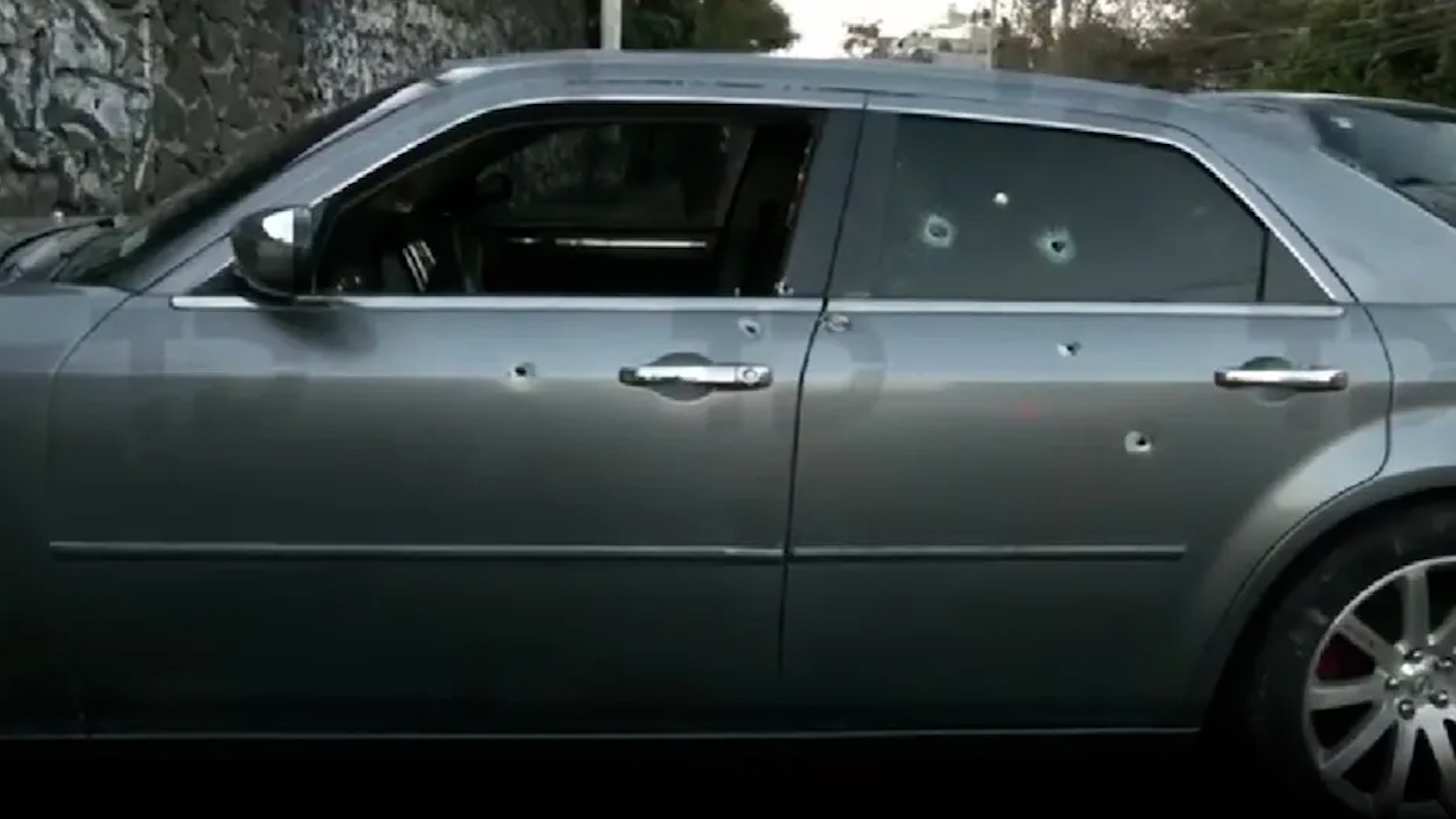 Vecinos de Tlalpan indicaron que, un hombre dio un volantazo, se bajó de su auto y se fue caminando, abandonando su vehículo.