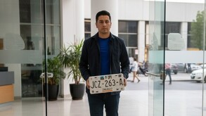 Persona cambia placas en oficinas de Jalisco