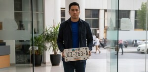 Persona cambia placas en oficinas de Jalisco