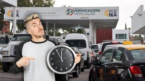 Centro de verificación vehicular en Puebla junto a un hombre sosteniendo un reloj.