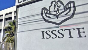 Edificio en color blanco y cris con letras de ISSSTE