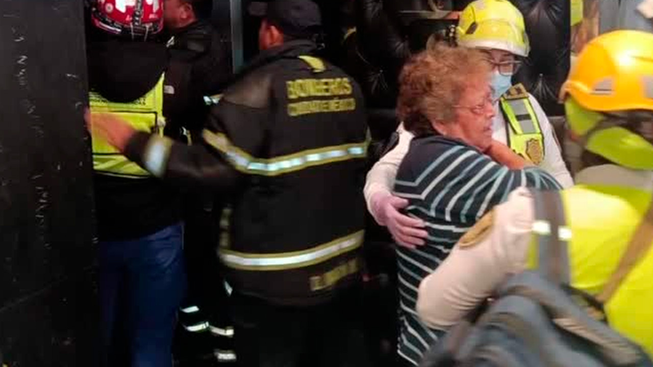Fueron liberadas 13 personas atrapadas dentro de un elevador en la tienda Sears de Av. Juárez, en el Centro Histórico de CdMx.