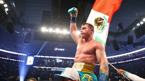 Canelo Álvarez en los hombros de Eddy Reynoso.