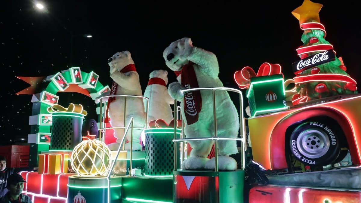 Osos polares de Coca-Cola durante una caravana por la noche