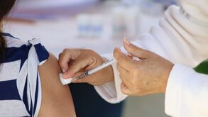 Persona recibiendo una vacuna contra la influenza en México.