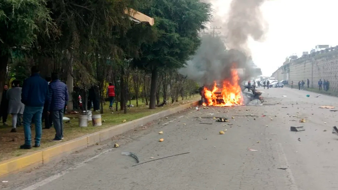 Un automóvil cargado con pirotecnia explotó sobre la carretera México-Toluca, en Lerma, dejando al menos dos heridos.