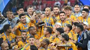 Jugadores de Tigres festejando el octavo título de liga en el estadio Akron durante el Torneo Clausura 2023.