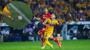Jesús Angulo y Paulinho en la final de ida del Apertura 2025 entre Tigres y Toluca.