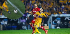Jesús Angulo y Paulinho en la final de ida del Apertura 2025 entre Tigres y Toluca.