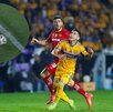 Jesús Angulo y Paulinho en la final de ida del Apertura 2025 entre Tigres y Toluca.