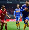 Paulinho y Rómulo Zwarg durante la jornada 5 del Clausura 2025 en el estadio Nemesio Diez cuando Toluca recibió a Tigres.