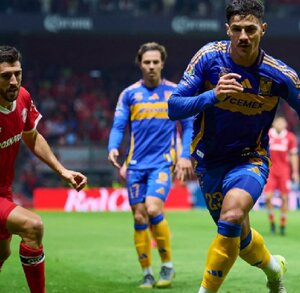 Paulinho y Rómulo Zwarg durante la jornada 5 del Clausura 2025 en el estadio Nemesio Diez cuando Toluca recibió a Tigres.