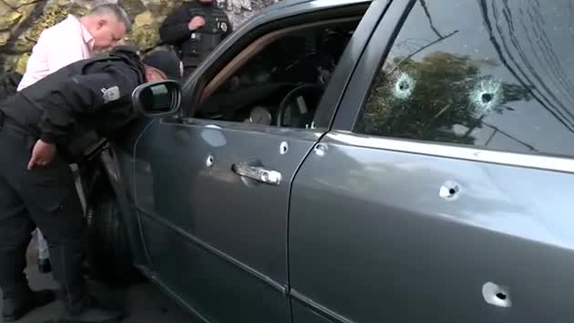 Al bordo del vehículo circulaba un hombre de aproximadamente 25 años de edad que fue abordado por dos sujetos al bordo de una motocicleta.