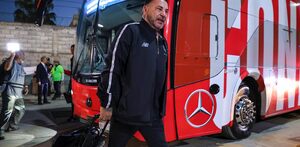 Antonio Mohamed bajando del autobús del Toluca en el estadio Universitario para la Final de ida en el Apertura 2025.