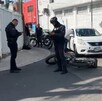 Bicicleta de policía en el piso, automóvil blanco detenido