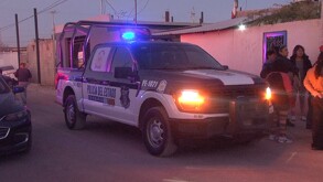 Unidad de la Policía que acudió a atender el reporte de un menor fallecido por atropellamiento en Chihuahua.
