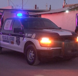 Unidad de la Policía que acudió a atender el reporte de un menor fallecido por atropellamiento en Chihuahua.
