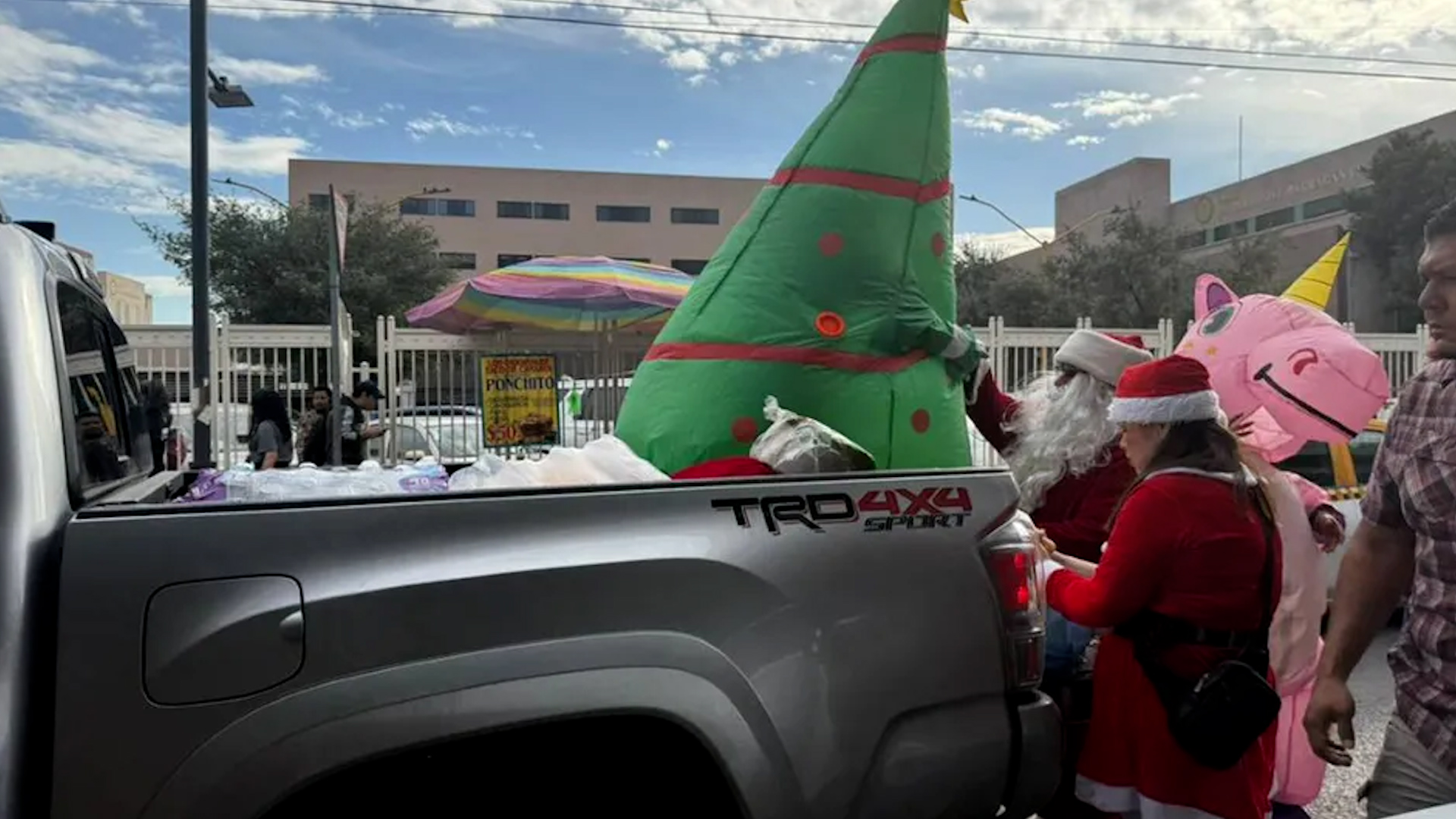 Los agentes dejaron a un lado el uniforme para ponerse los trajes de Santa Claus, el Grinch y otros personajes navideños.