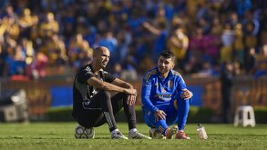 Ángel Correa y Guido Pizarro en el centro del campo del Universitario tras el entrenamiento a puerta abierta previo a la Final contra Toluca.