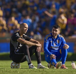 Ángel Correa y Guido Pizarro en el centro del campo del Universitario tras el entrenamiento a puerta abierta previo a la Final contra Toluca.