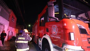 Un incendio en una vivienda de Guadalajara dejó a dos adultos mayores con quemaduras graves.