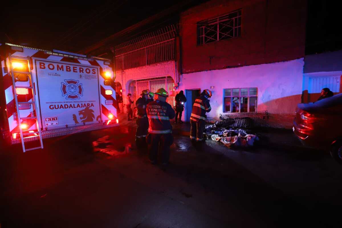 Un incendio en una vivienda de Guadalajara dejó a dos adultos mayores con quemaduras graves.