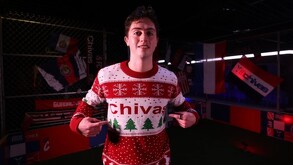 Brian Gutiérrez con un suéter de Chivas en su presentación